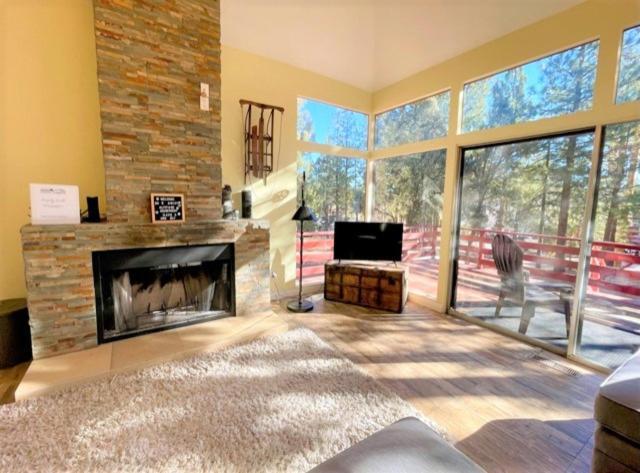 Redwood Elegance - Fantastic Remodeled Contemporary Mountain Home With Floor To Ceiling Windows! Big Bear City Exterior photo