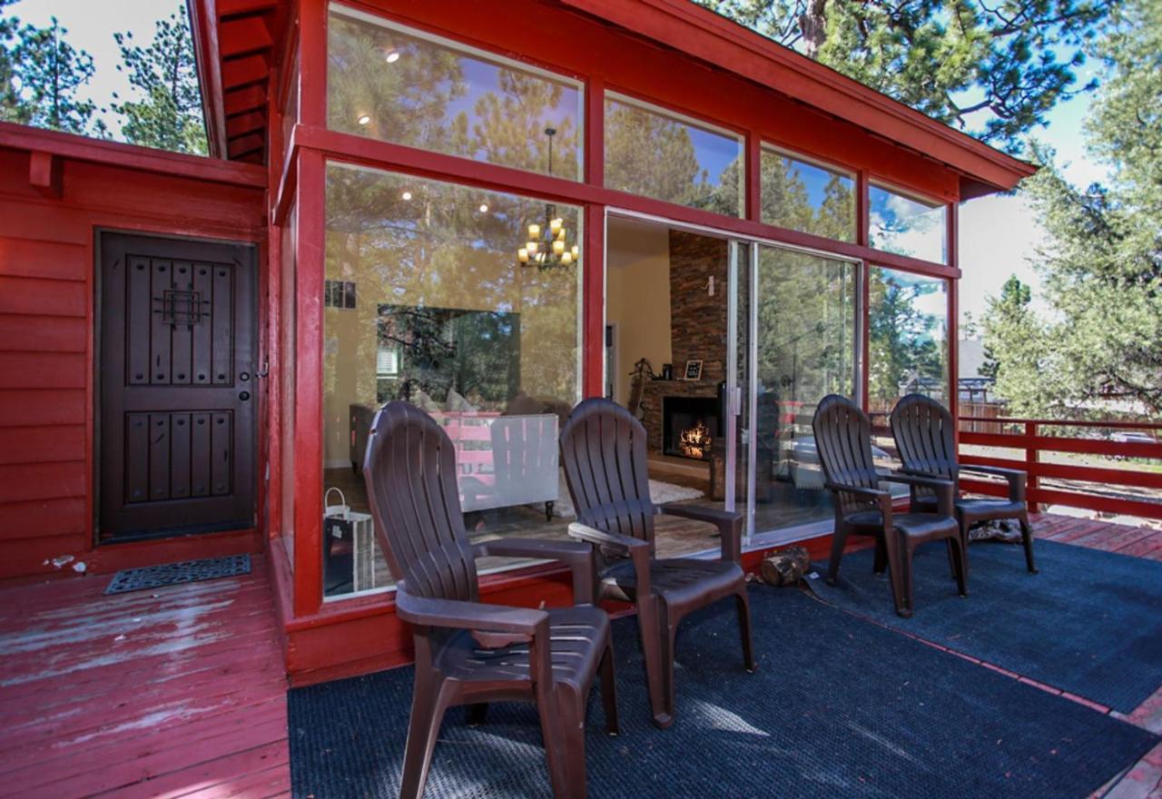 Redwood Elegance - Fantastic Remodeled Contemporary Mountain Home With Floor To Ceiling Windows! Big Bear City Exterior photo